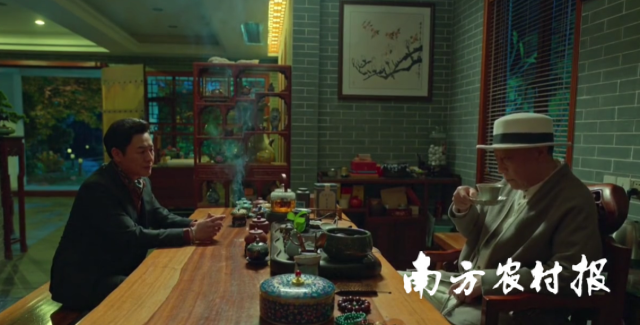 《狂飙》剧情中倪大红老师饰演的泰叔品饮陈皮水。