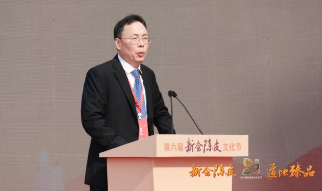 新会区委副书记、区长刘兵推介新会陈皮。